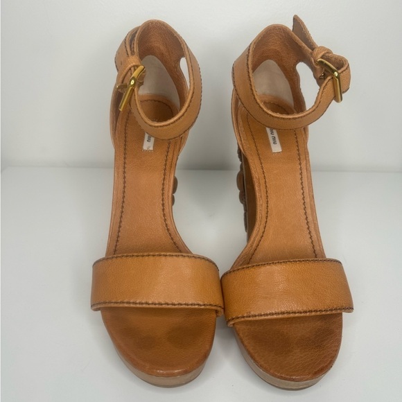 Miu Miu Brown Leather Floral Carved Wooden Heel Sandals - Size 38.5 - Picture 2 of 6